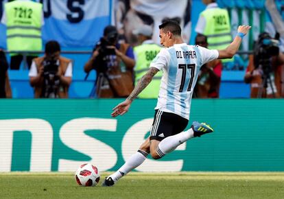 El jugador de la selección de Argentina Ángel Di Maria marca el gol del empate frente a Francia (1-1).