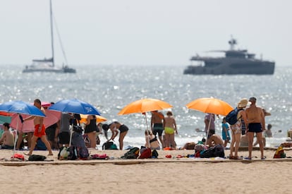 Ambiente en la playa de la Malvarrosa en Valencia, este lunes. 