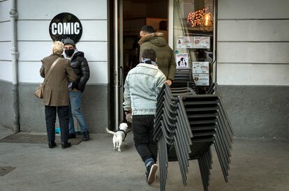 Workers closing up a café in Valencia.