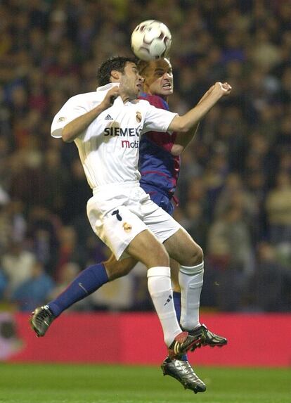 Franck De Boer, defensa holandés del Barcelona, intenta cabecear el balón junto a Raúl González, delantero del Real Madrid. 19-04-2003