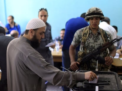 Un hombre deposita su voto en Al Sharqya durante las presidenciales.