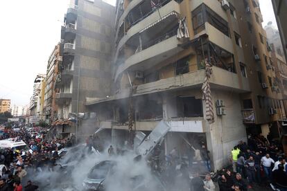Cientos de personas se concentran en el lugar donde ha explotado el coche bomba en Beirut (Líbano).