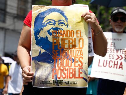 Una mujer sostiene un cartel con la imagen del presidente de Colombia, Gustavo Petro, en una marcha con motivo Día Internacional de los Trabajadores el 1 de mayo, en Medellín (Colombia).