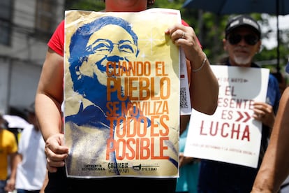 Una mujer sostiene un cartel con la imagen del presidente de Colombia, Gustavo Petro, en una marcha con motivo Día Internacional de los Trabajadores el 1 de mayo, en Medellín (Colombia).