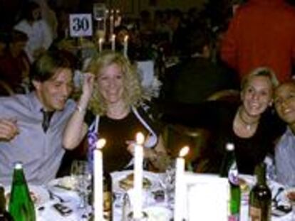 Michel Salgado y Roberto Carlos, con sus esposas, durante la cena de celebración de la <b></b><i>novena</i> Copa de Europa del Madrid, el miércoles, en Glasgow.