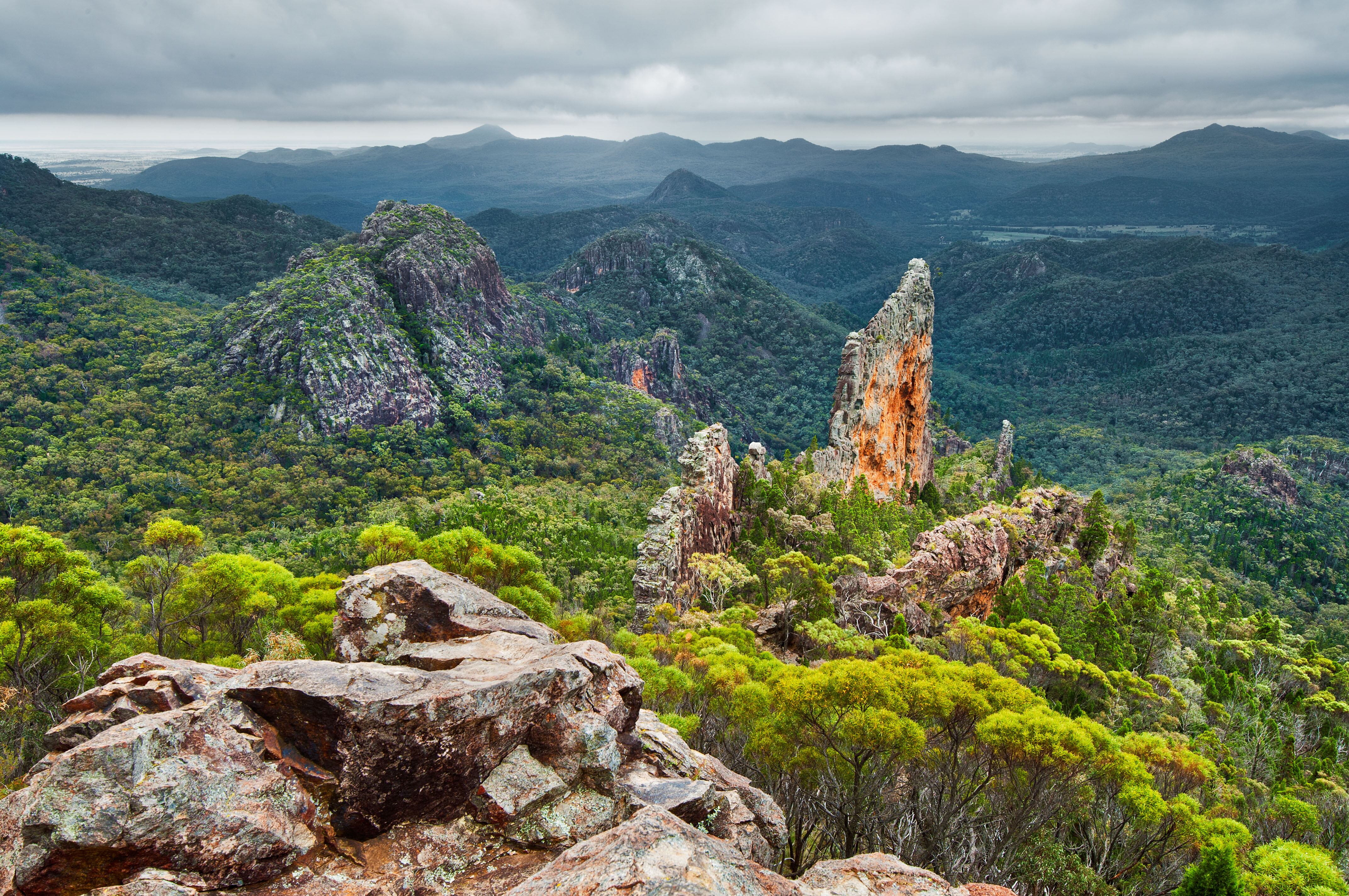 Vista de la formación rocosa Breadknife (cuchillo del pan) en el parque nacional Warrumbungle, en Australia. 