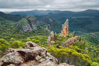 Vista de la formación rocosa Breadknife (cuchillo del pan) en el parque nacional Warrumbungle, en Australia. 