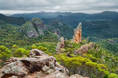 Vista de la formación rocosa Breadknife (cuchillo del pan) en el parque nacional Warrumbungle, en Australia.