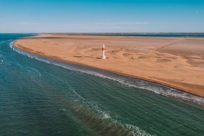 El faro de Punta del Fangar, en el delta del Ebro.