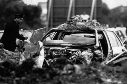Estado en el que quedó el coche en el que iban el juez Falcone y su mujer, Francesca, que fueron asesinados por la Mafia en mayo de 1992, cuando viajaban entre Mesina y Palermo.