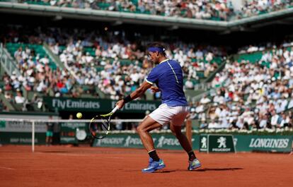 Nadal devuelve la bola durante el partido ante Haase.