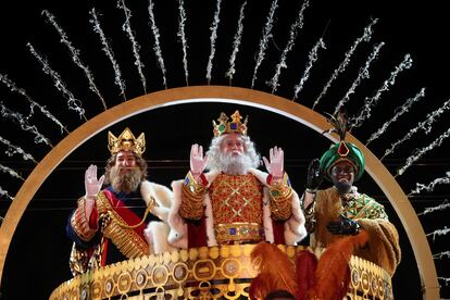 Los Reyes Magos de Oriente saludan desde su carroza en el desfile de 2021. 