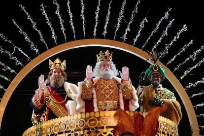 Los Reyes Magos de Oriente saludan desde su carroza en el desfile de 2021. 