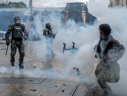 Un joven se enfrenta con la policía del ESMAD en la plaza de Bolivar en Bogotá, el 28 de abril de 2021.