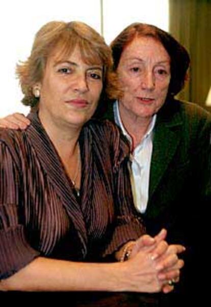 Marcela Serrano, a la izquierda, y Rosa Regás, ayer en Barcelona.