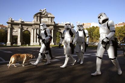 Ocho réplicas gigantes de cascos de "Star Wars" aterrizarán en distintas localizaciones emblemáticas de Madrid con motivo de la exposición "Face the Force" con la que Disney calienta motores para el estreno (en diciembre) de la nueva entrega de la saga, 'El despertar de la fuerza'. En la imagen, soldados imperiales paseando por la Puerta de Alcalá, en Madrid.