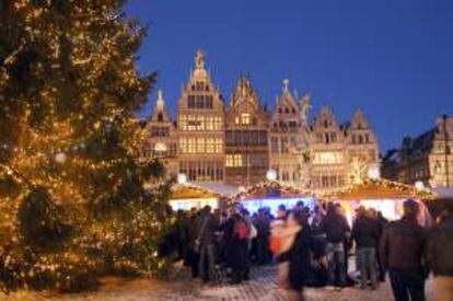 Mercadillo navideño en Amberes (Bélgica).