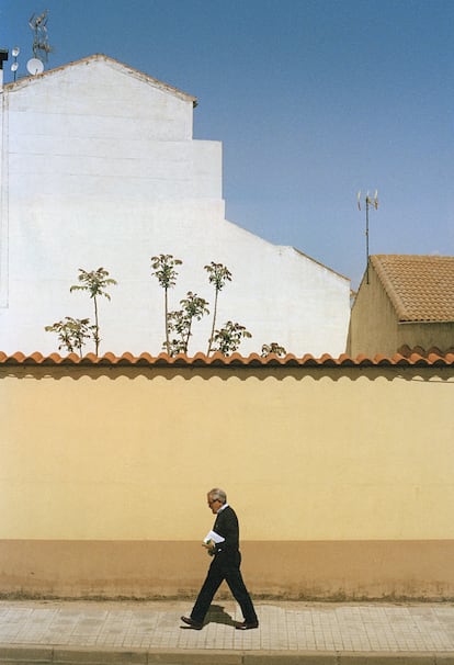 Un hombre camina por un pueblo aparentemente semidesierto, un terreno que parece últimamente un buen abono para la ficción española, especialmente femenina.