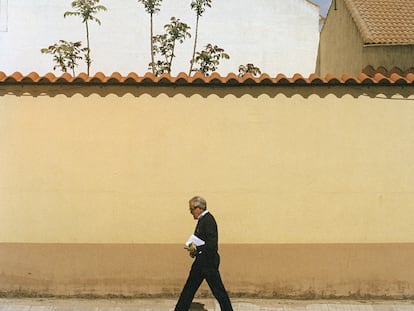 Un hombre camina por un pueblo aparentemente semidesierto, un terreno que parece últimamente un buen abono para la ficción española, especialmente femenina.