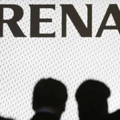 Varias personas delante de un cartel de Renault