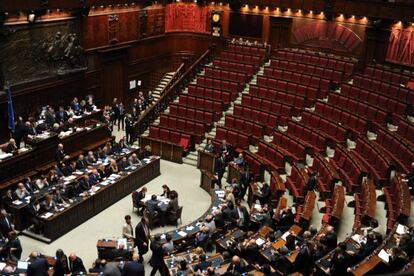 Los bancos de la oposición vacíos durante la intervención de Berlusconi.