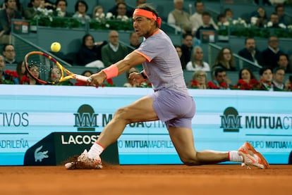 Nadal devuelve la pelota durante el partido contra De Miñaur.