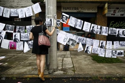 Fotografia em homenagem aos cinco assassinados.