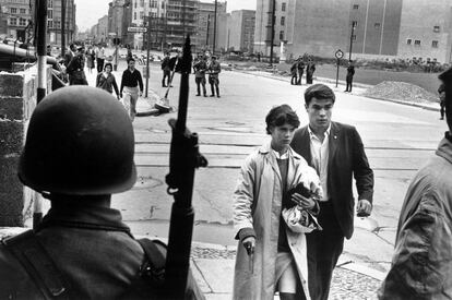 El control americano en el muro de Berlín. El Checkpoint Charlie, uno de estos pasos fronterizos, fue uno de los más famosos siendo escenario de varias huidas. Este punto de control fue demolido en 1990 y en la actualidad es una de las atracciones turísticas de la ciudad.