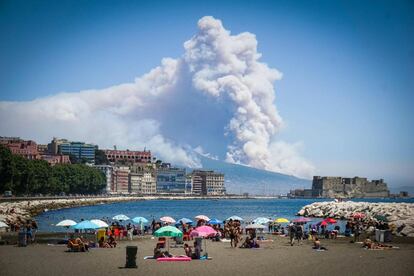 Humo de un incendio forestal se alza sobre las laderas del monte Vesubio, en Nápoles, Italia.