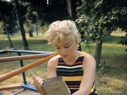 Marilyn Monroe leyendo 'Ulysses' de James Joyce, en un parque de Long Island en 1955.