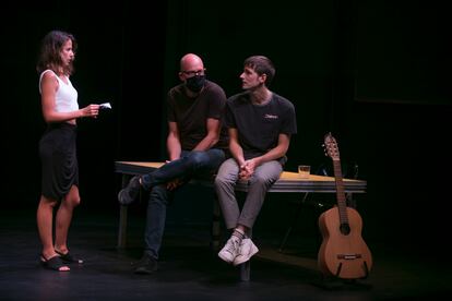 Àlex Rigola, en el centro, con Irene Escolar y Nao Albet, durante el ensayo.