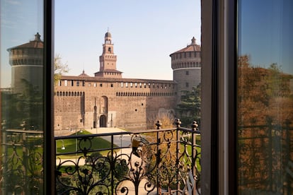 El piso de la diseñadora, con vistas al castillo Sforzesco.