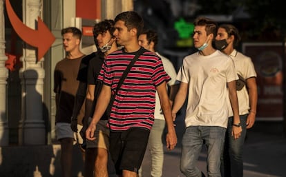 Jóvenes sin mascarilla por Madrid, este sábado.