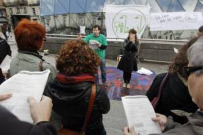 Varias decenas de profesores y estudiantes de las universidades públicas de Madrid dieron clase el pasado día 9 al aire libre en diversas calles y plazas de la capital y otras localidades de la Comunidad, como forma de exteriorizar su malestar con las reducciones presupuestarias y de personal.