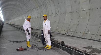 Dois operários em plena construção de uma das estações.