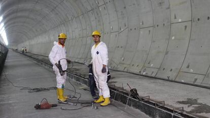 Dois operários em plena construção de uma das estações.