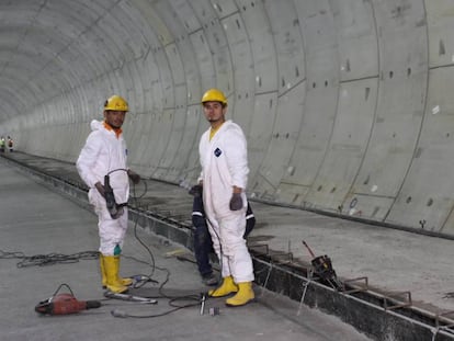 Dois operários em plena construção de uma das estações.