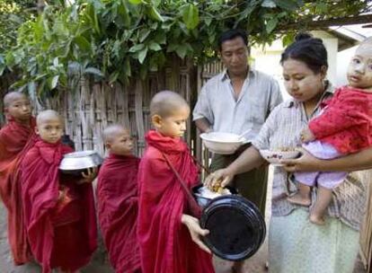Monjes budistas hacen cola para recibir arroz de una familia birmana, el miércoles en Bagan, en el centro de Myanmar.