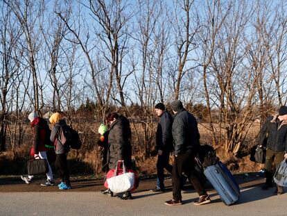 Un grupo de refugiados ucranios cerca de la frontera húngara de Tiszabecs.