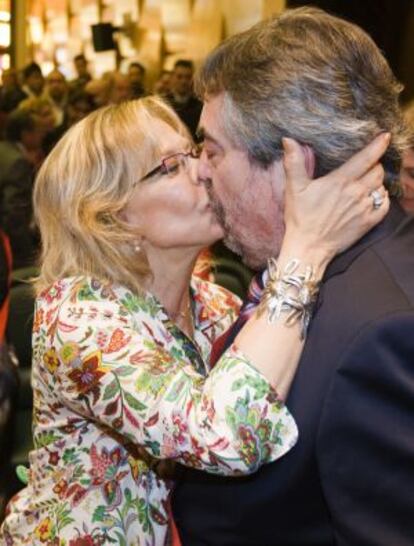 El alcalde de Zaragoza, Juan Alberto Belloch, recibe la felicitación de su esposa tras su investidura.