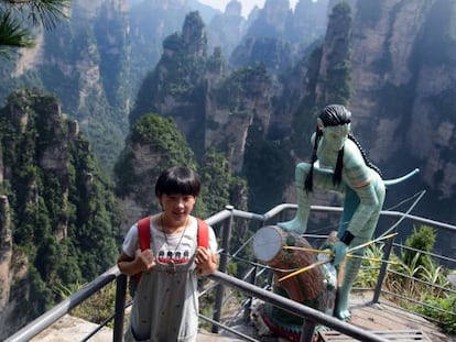 Uma menina posa com uma escultura inspirada em ‘Avatar’ no parque nacional de Zhangjiajie.