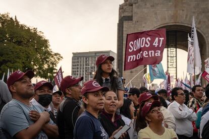 Personas congregadas en la explanada frente al Monumento a la Revolución.