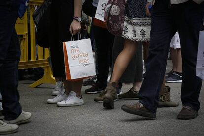 Ambiente en el primer fin de semana de la Feria del Libro de Madrid. 