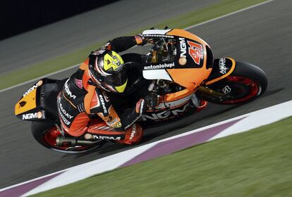 Aleix Espargaró, del equipo NGM Forward Racing, toma una curva durante de los entrenamientos libres realizados en el circuito internacional Losail de Doha, Catar.