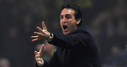 Unai Emery da indicaciones en la banda.