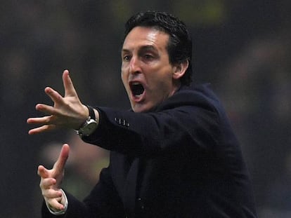 Unai Emery da indicaciones en la banda.