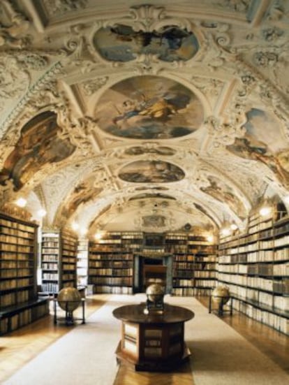 Interior de la biblioteca barroca del Clementinum, en el centro histórico de Praga.