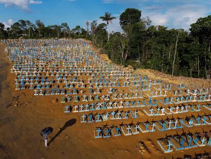 Vista aérea del cementerio Nossa Senhora Aparecida en Manaus, reservado para las víctimas de la pandemia de coronavirus en la selva amazónica de Brasil.