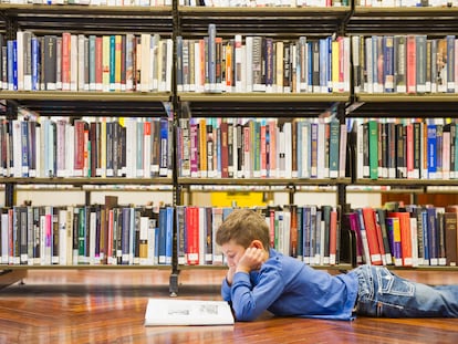 Una buena idea para que lean tus hijos es llevarles a la biblioteca con frecuencia y que descubran la infinita oferta.
