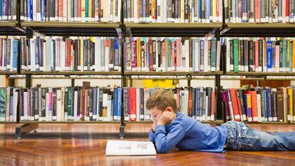 Una buena idea para que lean tus hijos es llevarles a la biblioteca con frecuencia y que descubran la infinita oferta.